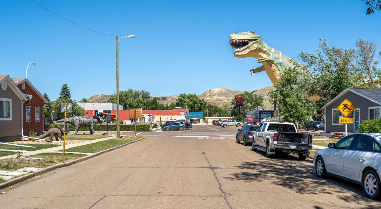 Raptor Retreat L Central L Big Dinosaur L Sleeps 9 Drumheller Kültér fotó